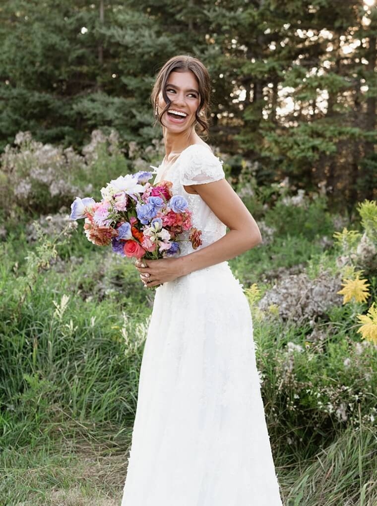 Photo of the model with the flowers