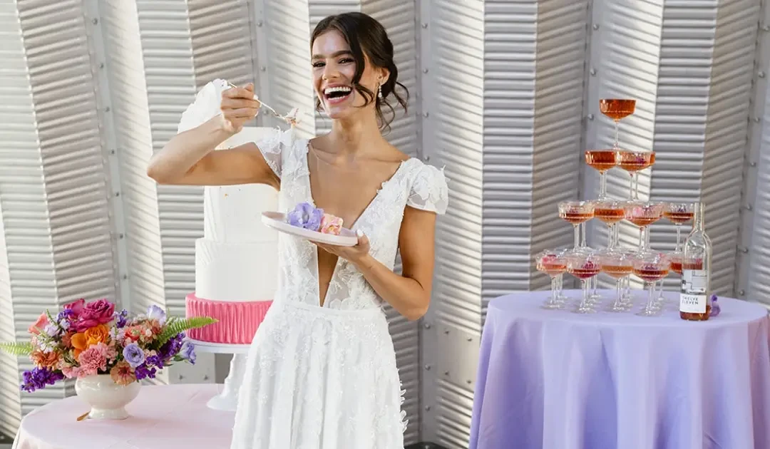 Photo of the model with the cake